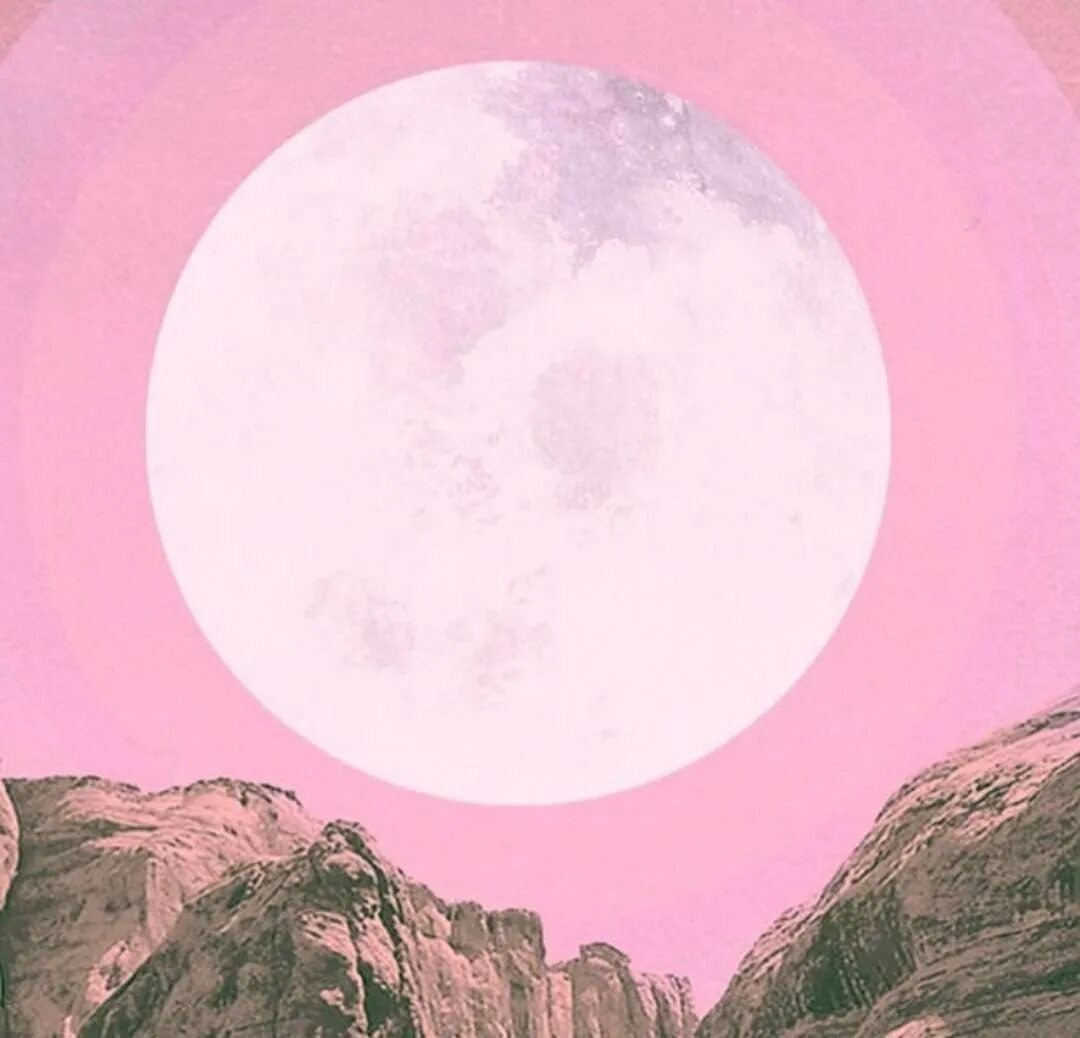 Одинокая луна розовая. Розовая Луна. Розовое полнолуние. Нежно розовая Луна. Полная розовая Луна.