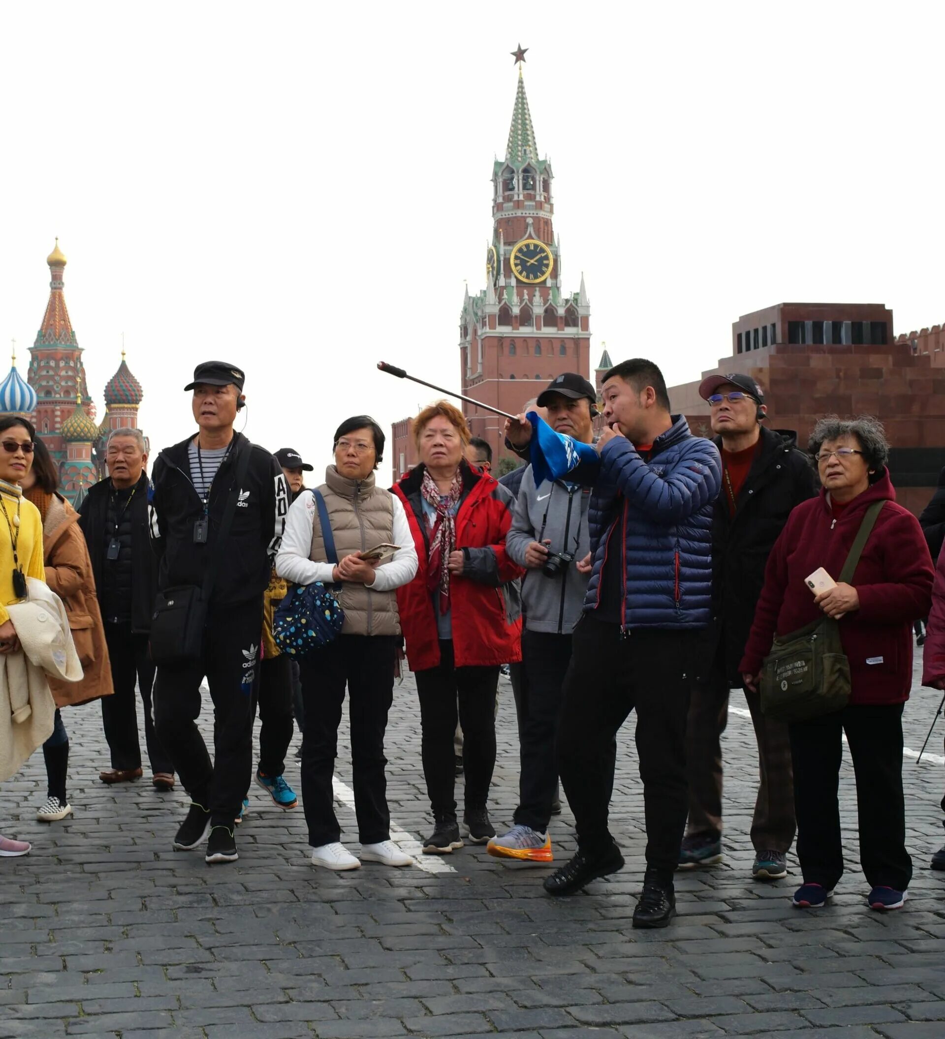 Туристы в России. Туристы в Москве. Иностранные туристы в России. Туристы на красной площади.