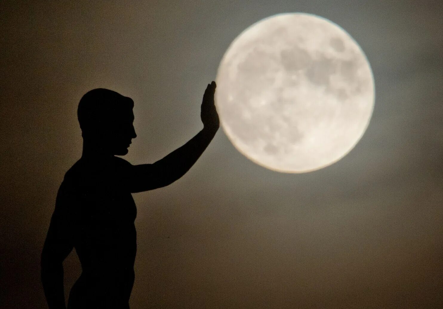 Луна поднималась и освещала. Man in the Moon. Oymomo. Оймомо фото. Look at Moon child.