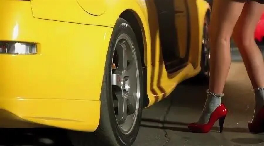 Ножки случайных девушек на улице. Паркуясь переехал ногу. Мужчина подставка для женских ног. Фотосессия на рельсах. Красивые женские ноги.