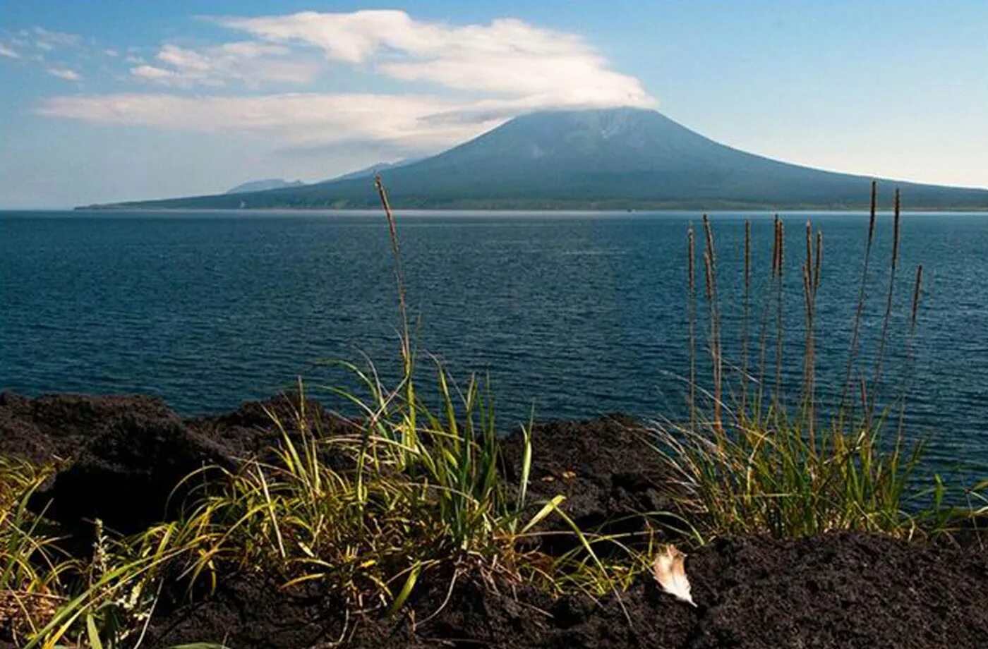 Село курил. Остров Итуруп Курильские острова. Вулкан Стокап Итуруп. Южные Курилы природа остров Итуруп. Залив Одесский Итуруп.