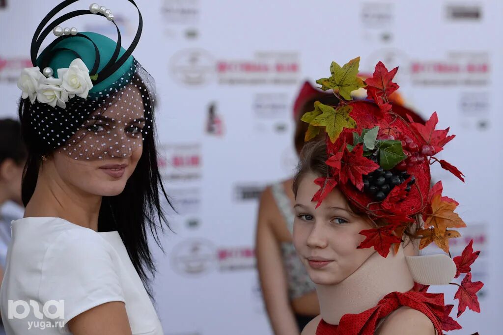 Шляпки кати осадчей. Парад шляп в детском саду. Дефиле шляп в детском саду. Дефиле шляп. Дефиле модная шляпа.