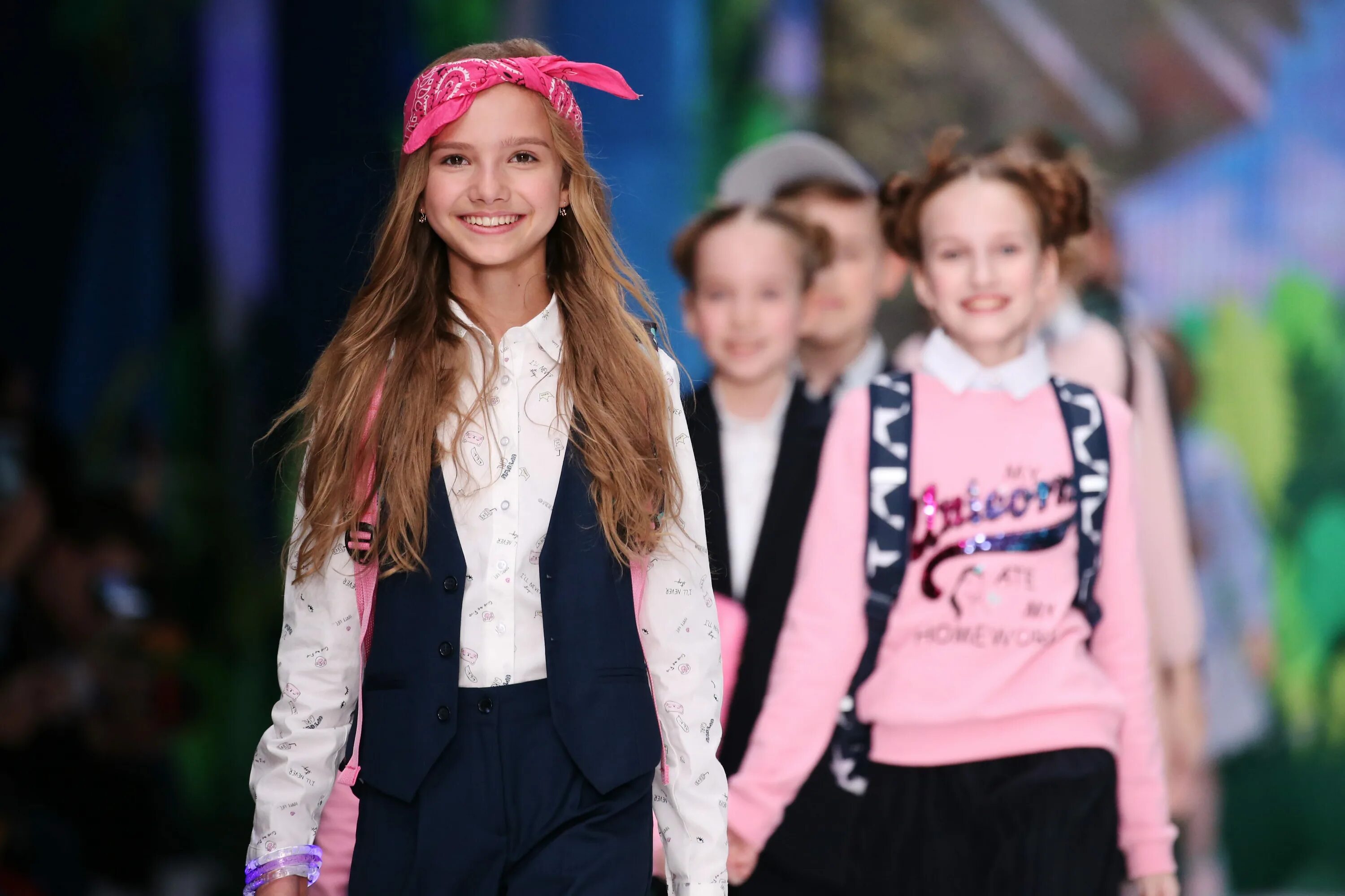 влада рослякова на подиуме. Jennifer naile модель. нарядный образ для девочки подростка. маленькие модели на подиуме. подиум юных моделей.