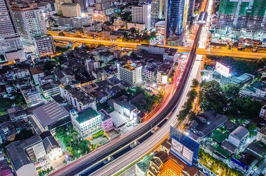 Дорогой город отзывы. Здание у дороги. Красивый ночной город. Москва сити 2023. Фон город.