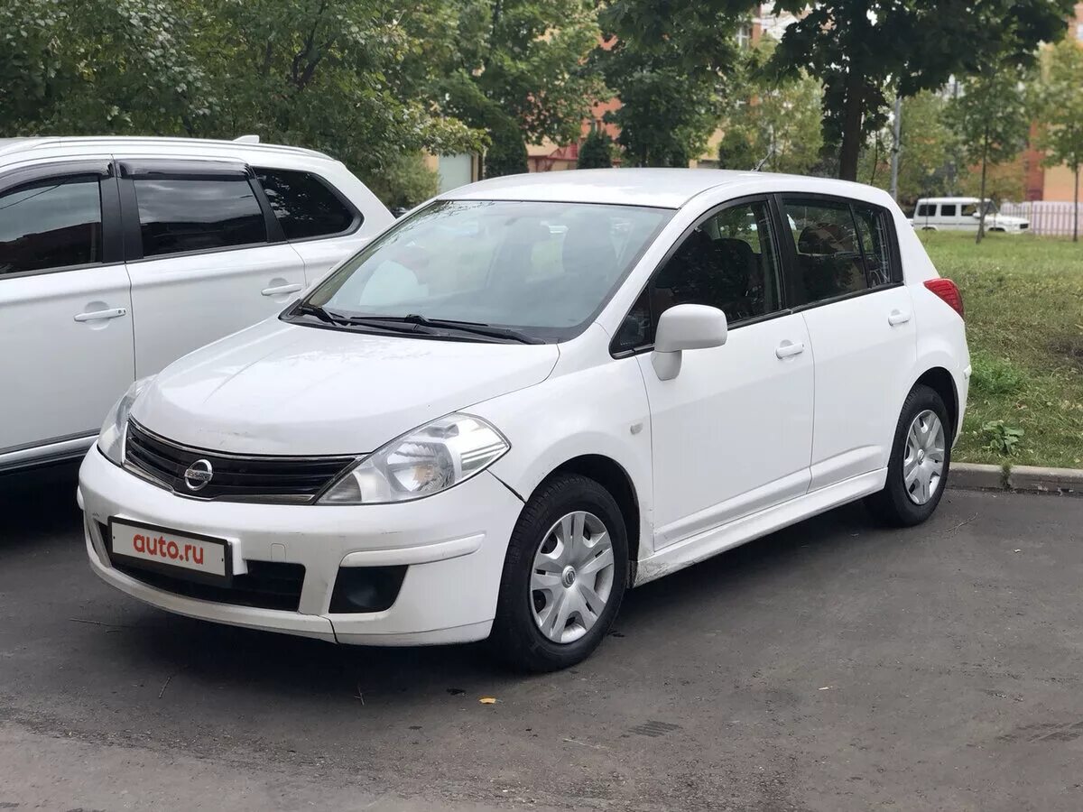 Ниссан тиида своими руками. Nissan Tiida белый 2009. Ниссан Тиида хэтчбек белый. Nissan Tiida 2013 хэтчбек. Ниссан Тиида 2013 белая.