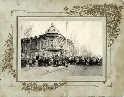 Если есть возможность рассмотрите старинную фотографию вашего