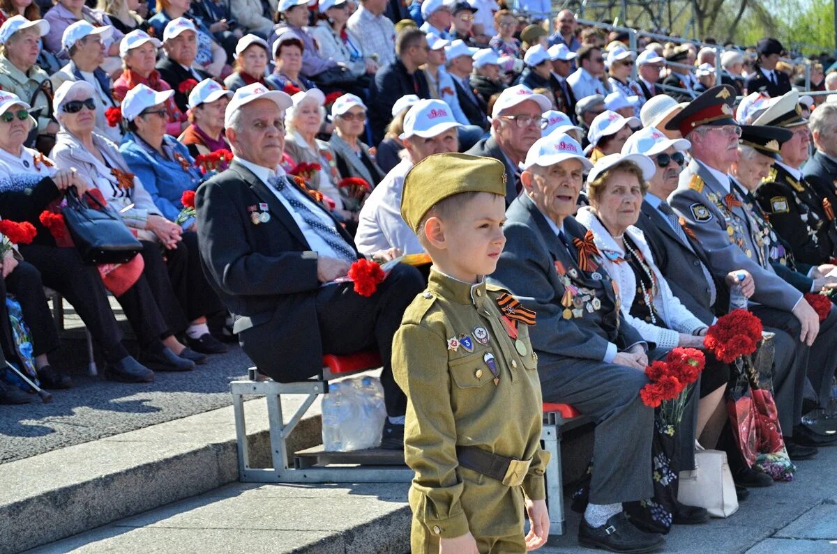 Георгиевская ленточка парад. Георгиевская лента на параде. Парад Победы Георгиевская лента. Дети с георгиевской лентой на параде.