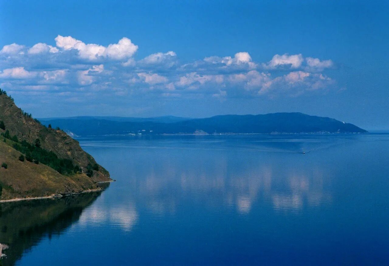 Очень глубокое озеро. Озеро Байкал река Ангара. Забайкальский край озеро Байкал. Байкал Ангара Енисей. Байкал пресноводное озеро.