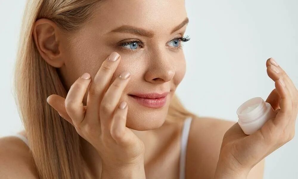 Крем для тела eo laboratorie глубокое восстановление кожи. Красивая кожа вокруг глаз. Уход за кожей вокруг глаз. Cream вокруг глаз. Нанесение крема вокруг глаз.