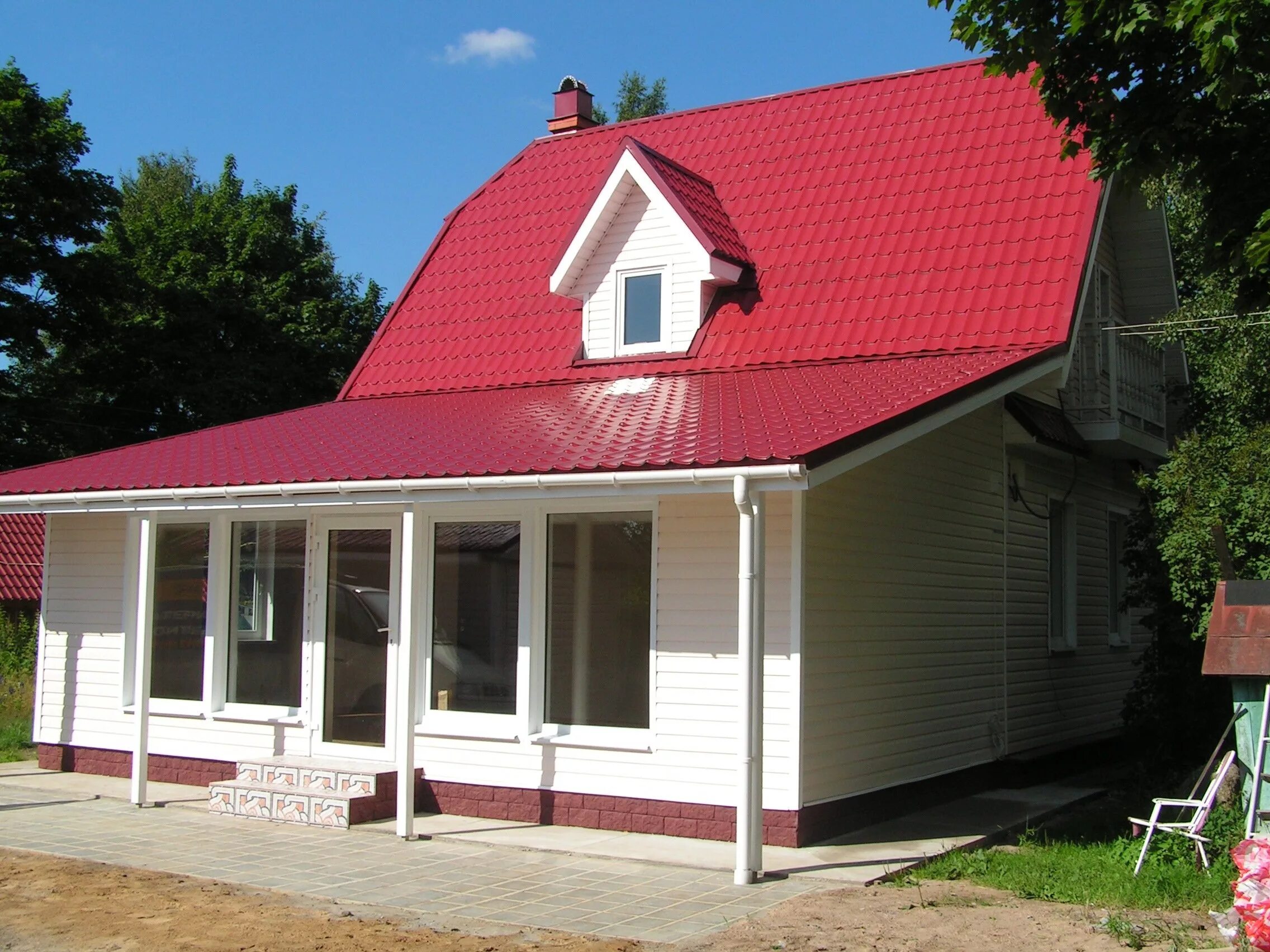 деревянный дом с вишневой крышей. дом с красной крышей. коричневый дом с бордовой крышей. фасады домов с красной крышей. катепал jazzy.