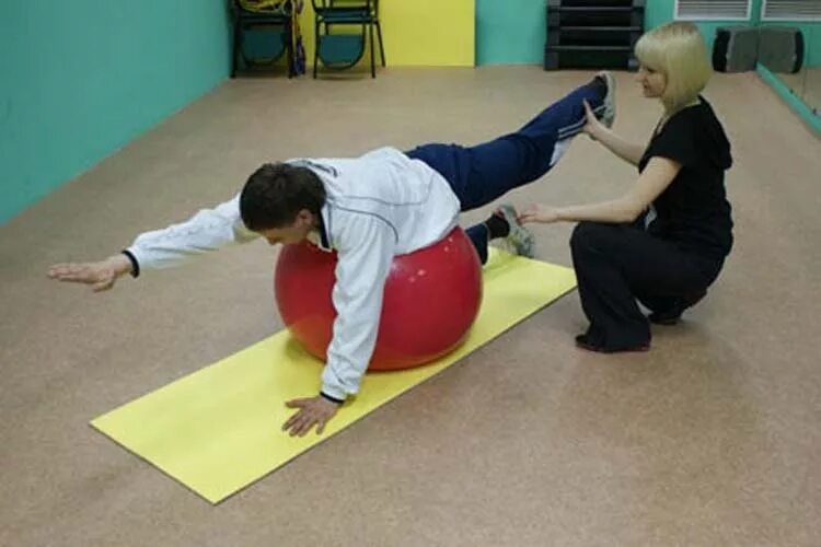 валик для спины от сколиоза. задачи лфк при радикулите. лфк и массаж при поясничном радикулите. йога при болях в пояснице. лфк при радикулите.