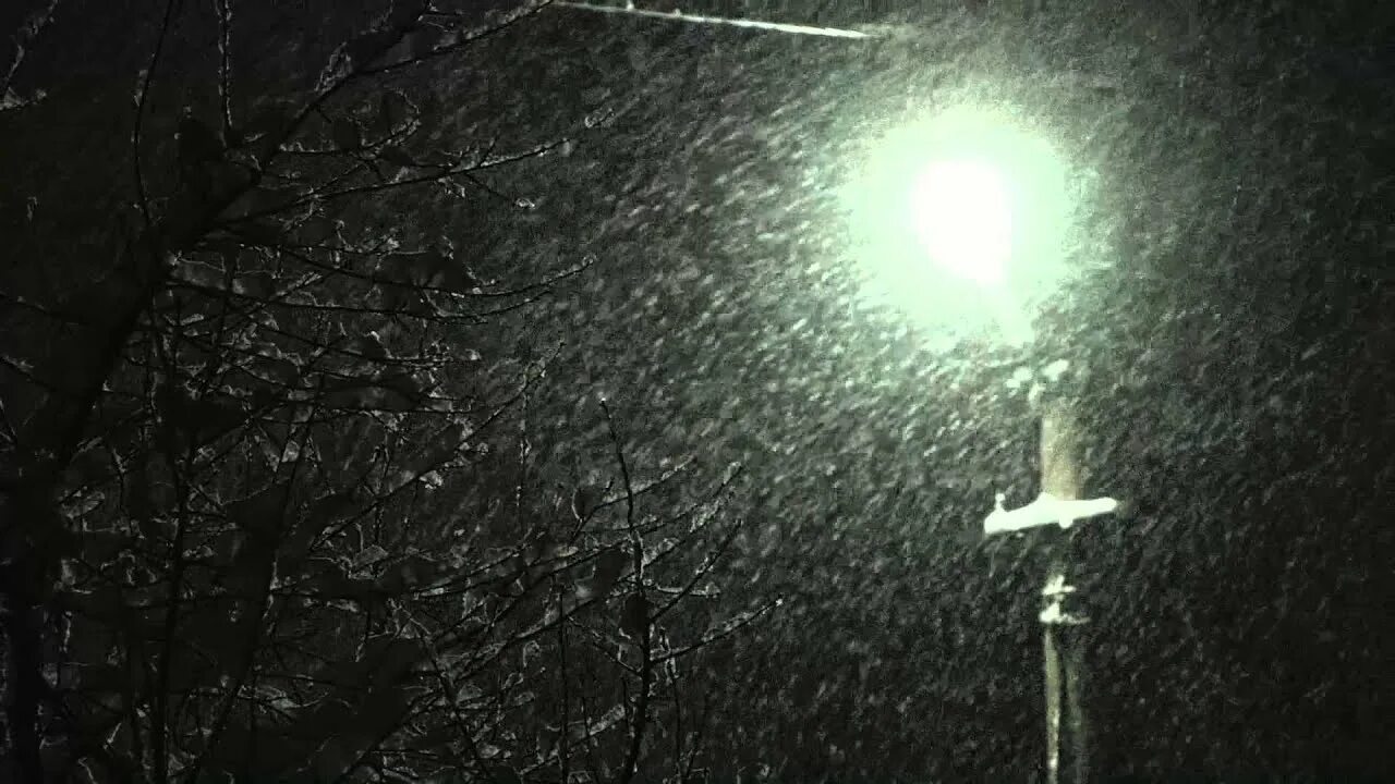 Сказочный фонарик. Фонарь в темноте. Ночь чб. Зимний фонарь. Ночь снег фонарь.