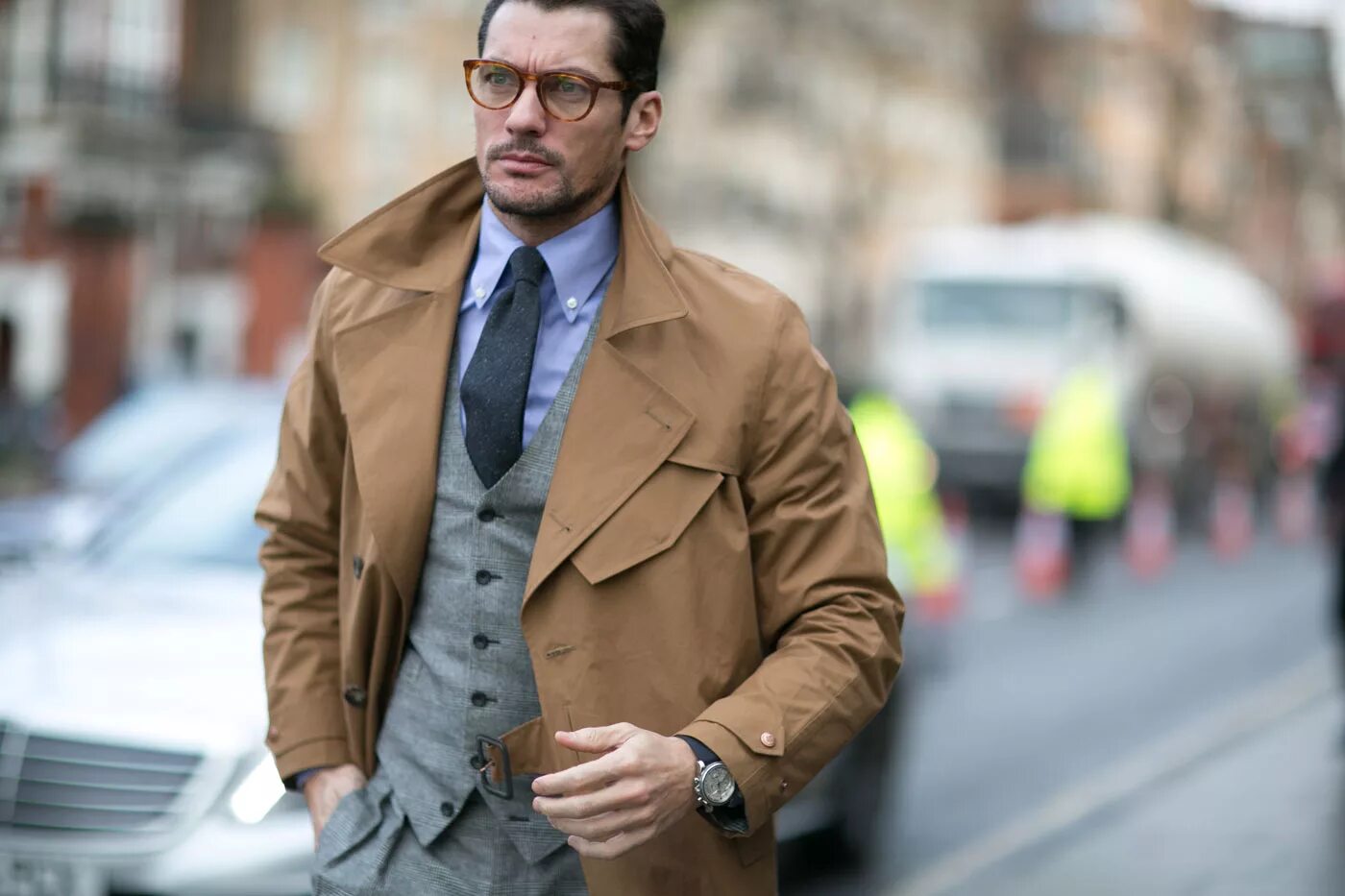 мужской стиль. красивый стильный мужчина. стильный кэжуал мужской в возрасте. мужчина в плаще и шляпе. мужской стиль.