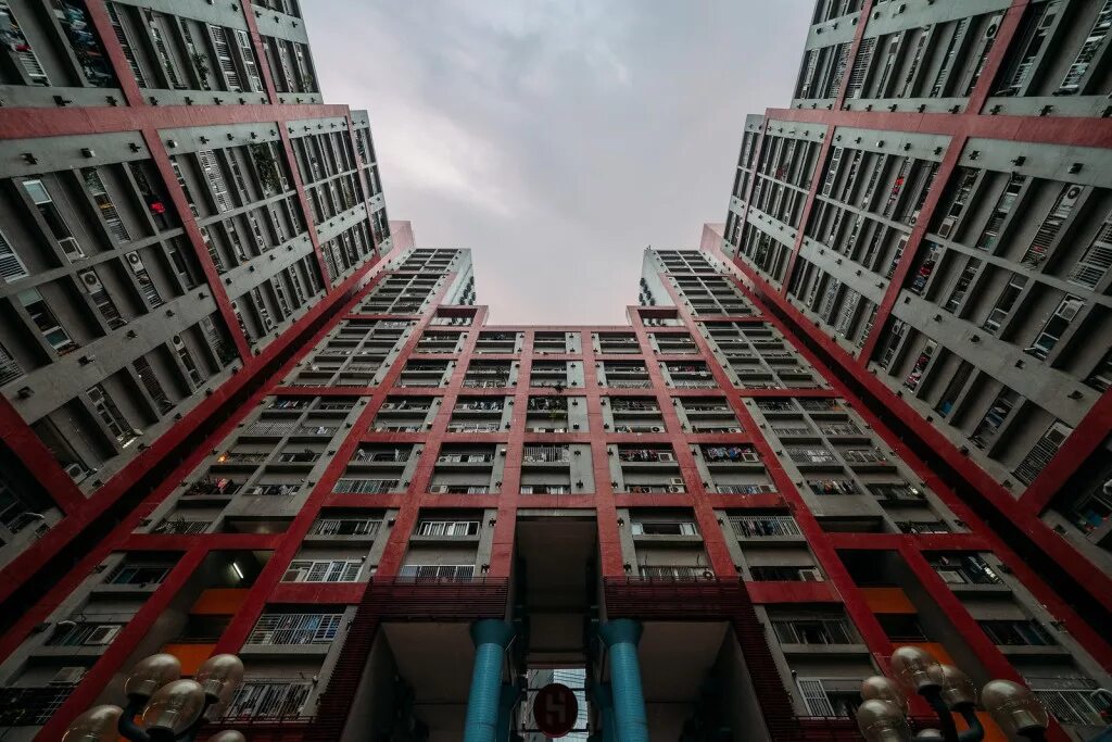 Между небоскребов. Небоскреб Гонконга скайскрепер. Многоэтажки. Многоэтажный дом. Красивые многоэтажки.