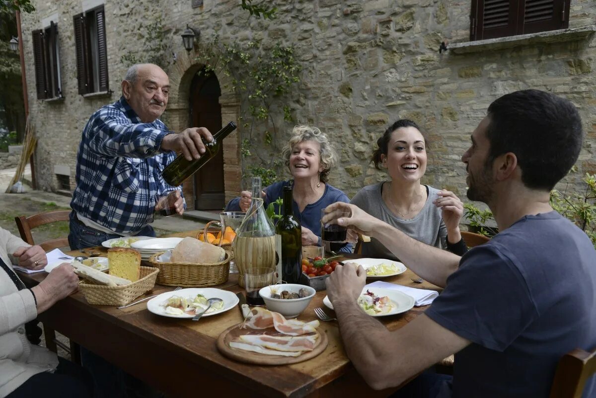 Жизнь французов. Италия застолье семья. Итальянцы застолье. Итальянская семья традиции. Испанское застолье.