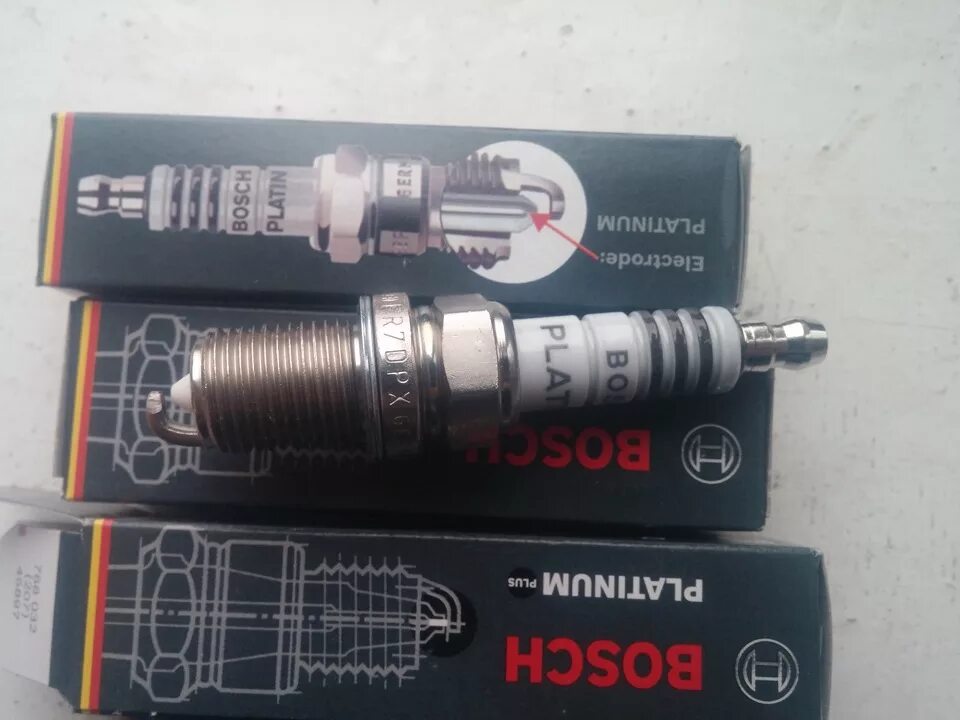Свечи бош на 8 кл инжектор. Свечи зажигания bosch platinum plus. Свечи бош платинум r3. Bosch spark plug. 0242235663 bosch.
