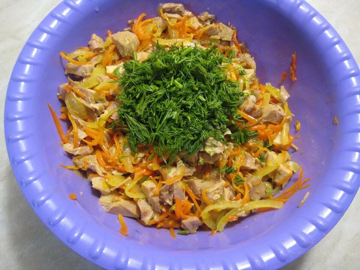 Обжорка с корейской морковкой салат рецепт классический. Обжорка с корейской морковкой. Салат обжорка с курицей и солеными огурцами. Обжорка с говядиной. Салат обжорка классический с курицей и грибами.