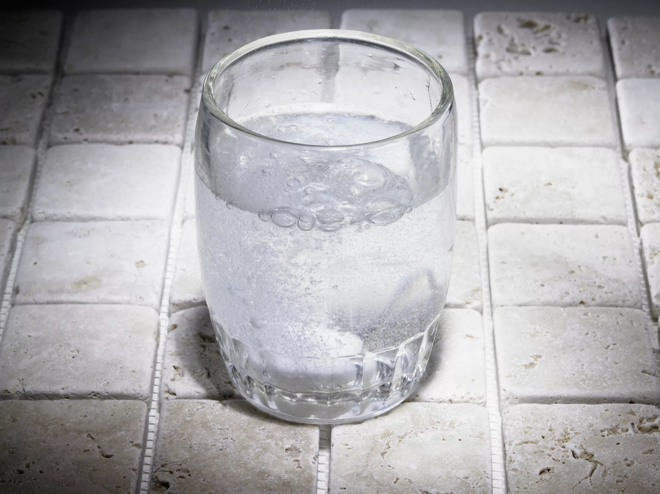Растворение соды в воде. Вода с содой. Пищевая сода растворяется в воде. Сода и стакан воды. Пищевая сода и вода.