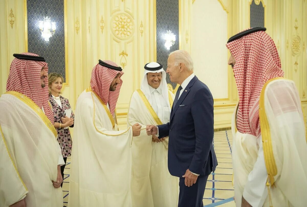 Байден и принц Саудовской Аравии. Саудовская Аравия монархия. Joe Biden's visit to Saudi Arabia. Абсолютная монархия Саудовская Аравия. Ответ россии саудовской аравии