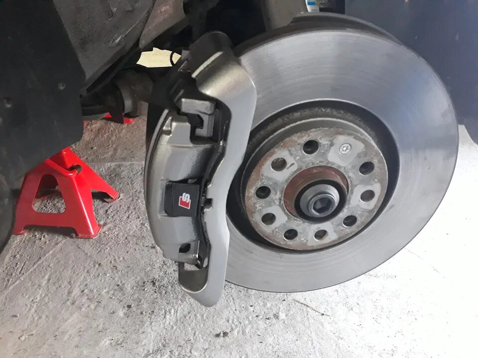 Суппорт audi. Суппорт audi s6. audi s6 с8 суппорта. audi a4 b8 покраска суппортов. покраска суппортов ауди а4 б8.