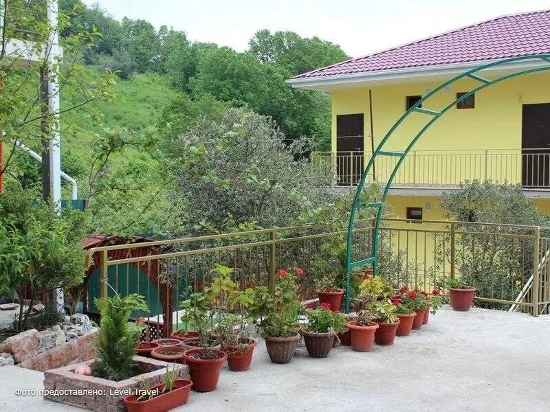 Адлер улица православная. Православная 48 адлер. Православная 48 адлер. Адлер православная 48. У аиды гостевой дом абхазия.