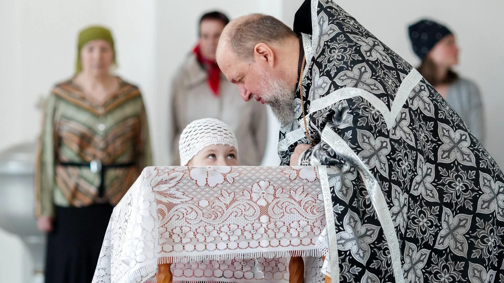 Священник на исповеди. Таинство покаяния. Исповедь Православие. Исповедь в церкви.