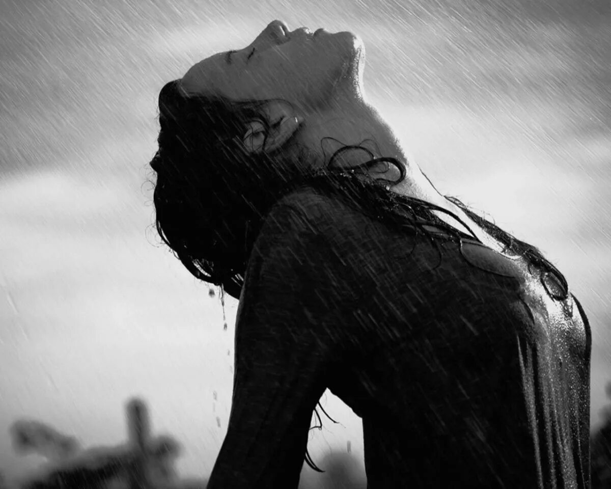 Девушка под дождем. Одинокая девушка под дождем. Отчаяние. Девушка грусть. Душит задыхаюсь
