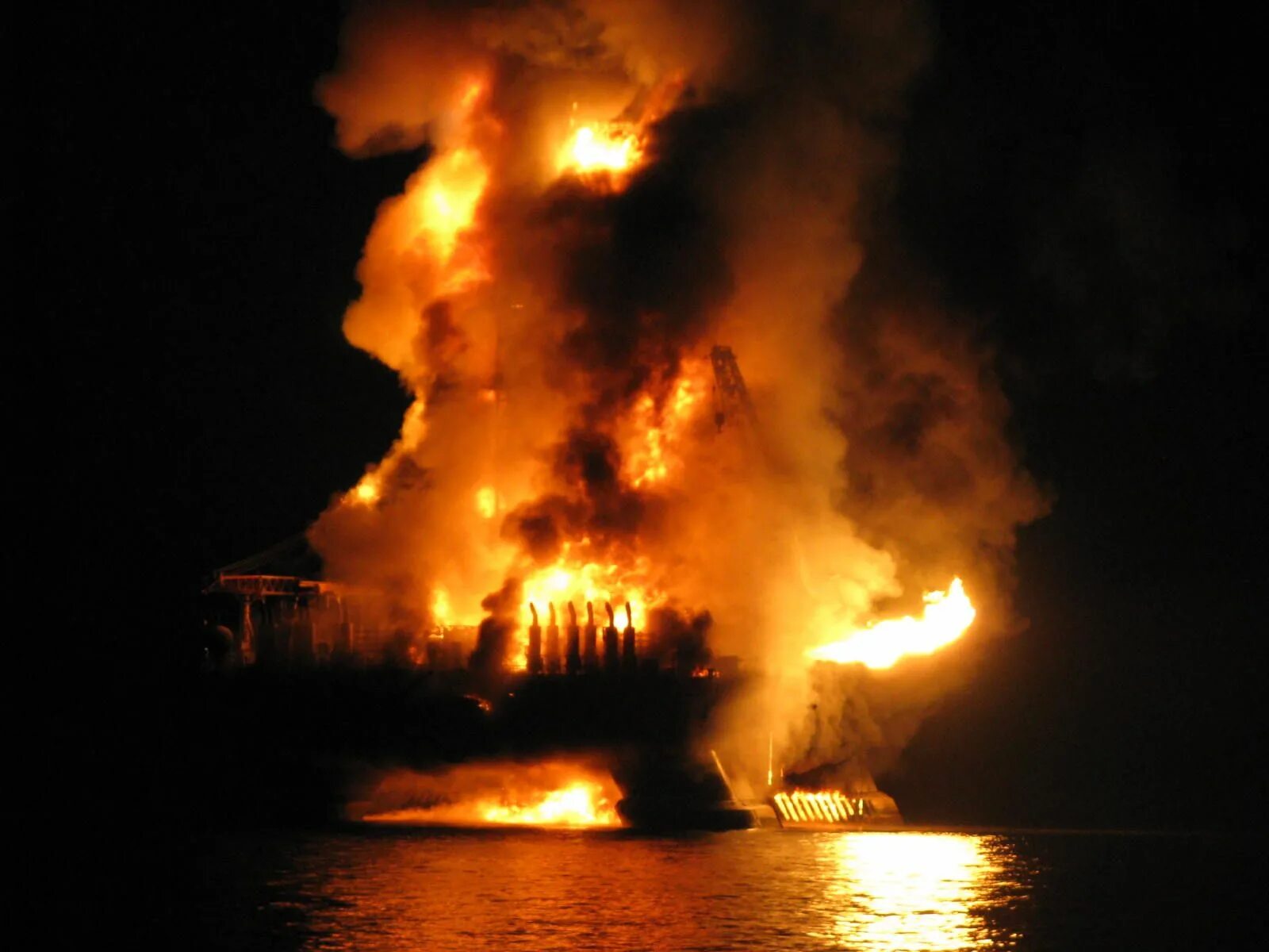 Грозящая катастрофа. Взрыв нефтяной платформы Deepwater Horizon 2010. Взрыв нефтяной платформы Deepwater Horizon - 20 апреля 2010 года. Авария на платформе Deepwater Horizon 20 апреля 2010 года. Глубоководный Горизонт катастрофа 2010.