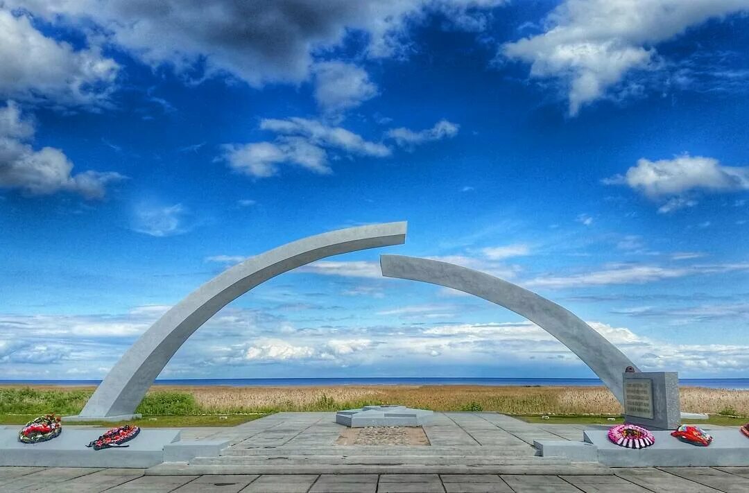 Разорванное кольцо блокады памятник. Емориал разоовное кольцо блокада ленинграда. Памятник разорванное кольцо. Ладожское озеро дорога жизни разорванное кольцо. Памятник разорванное кольцо.