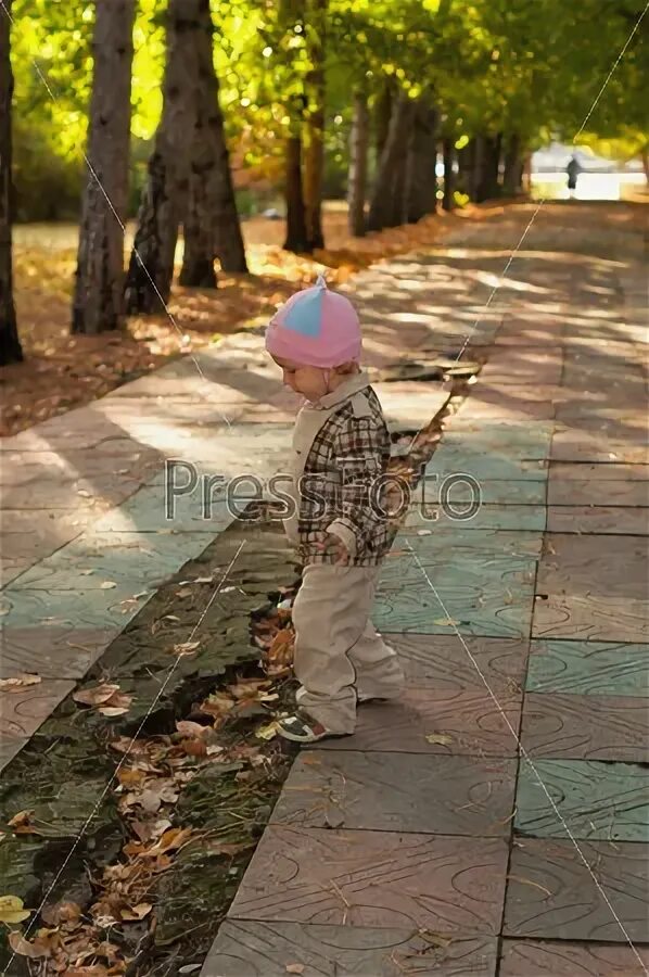 Мальчик на улице. Китайские младенцы на улицах. Ребенок один на улице. Ребенок. Писать мальчик на улице.