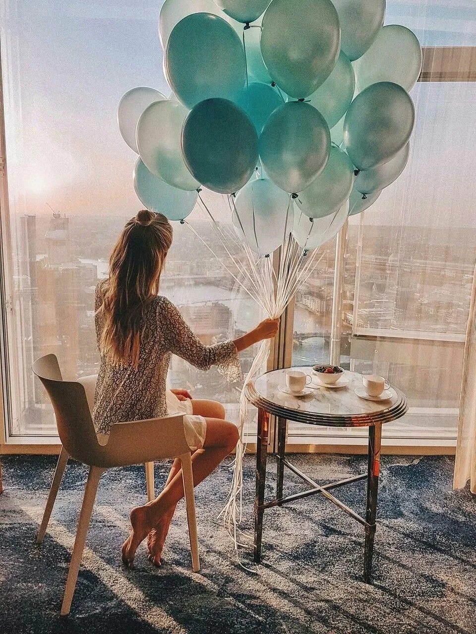 Песня house of balloons glass table girls. Доброе утро с воздушными шарами. Фотосессия с воздушными шариками. Девушка с шарами.