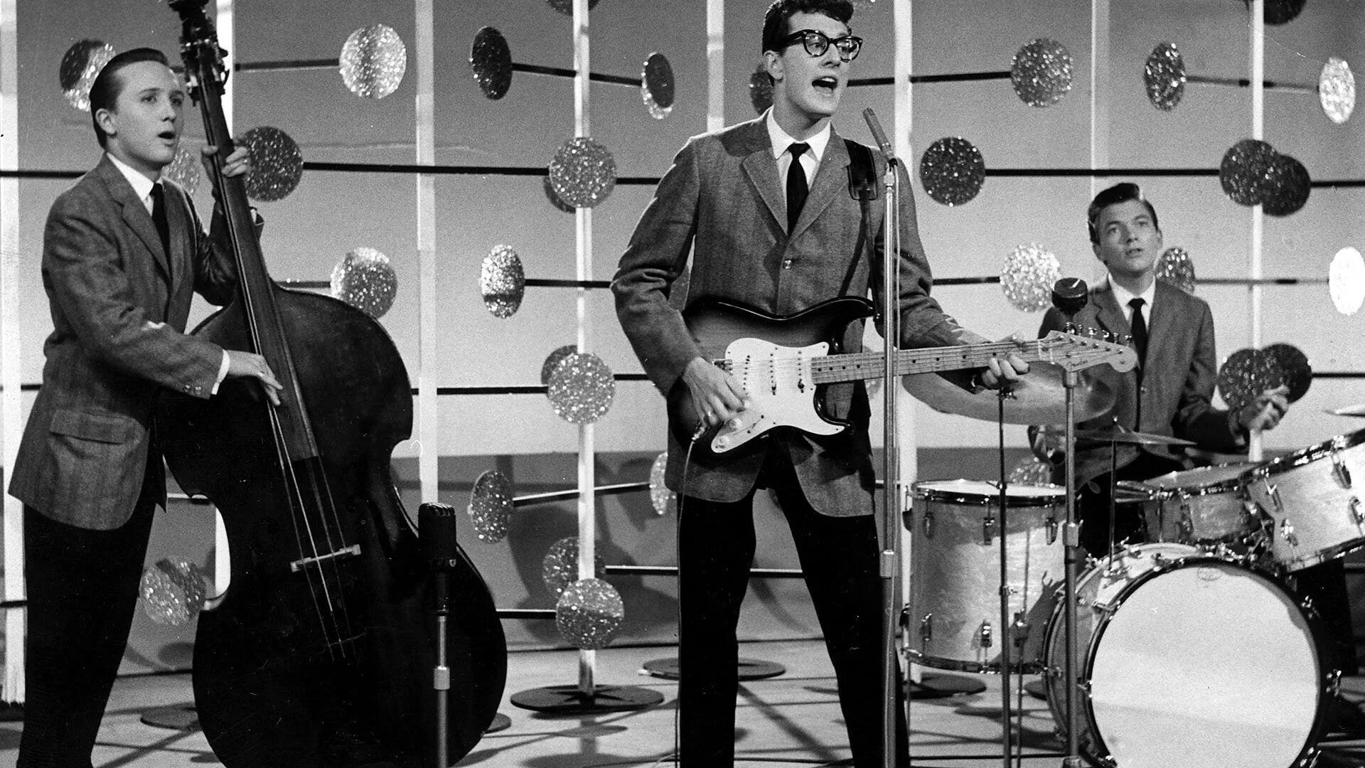 Песня 60 летие. Buddy Holly. Гитара Бадди Холли. Buddy Holly and the Crickets. Buddy Holly и Beatles.