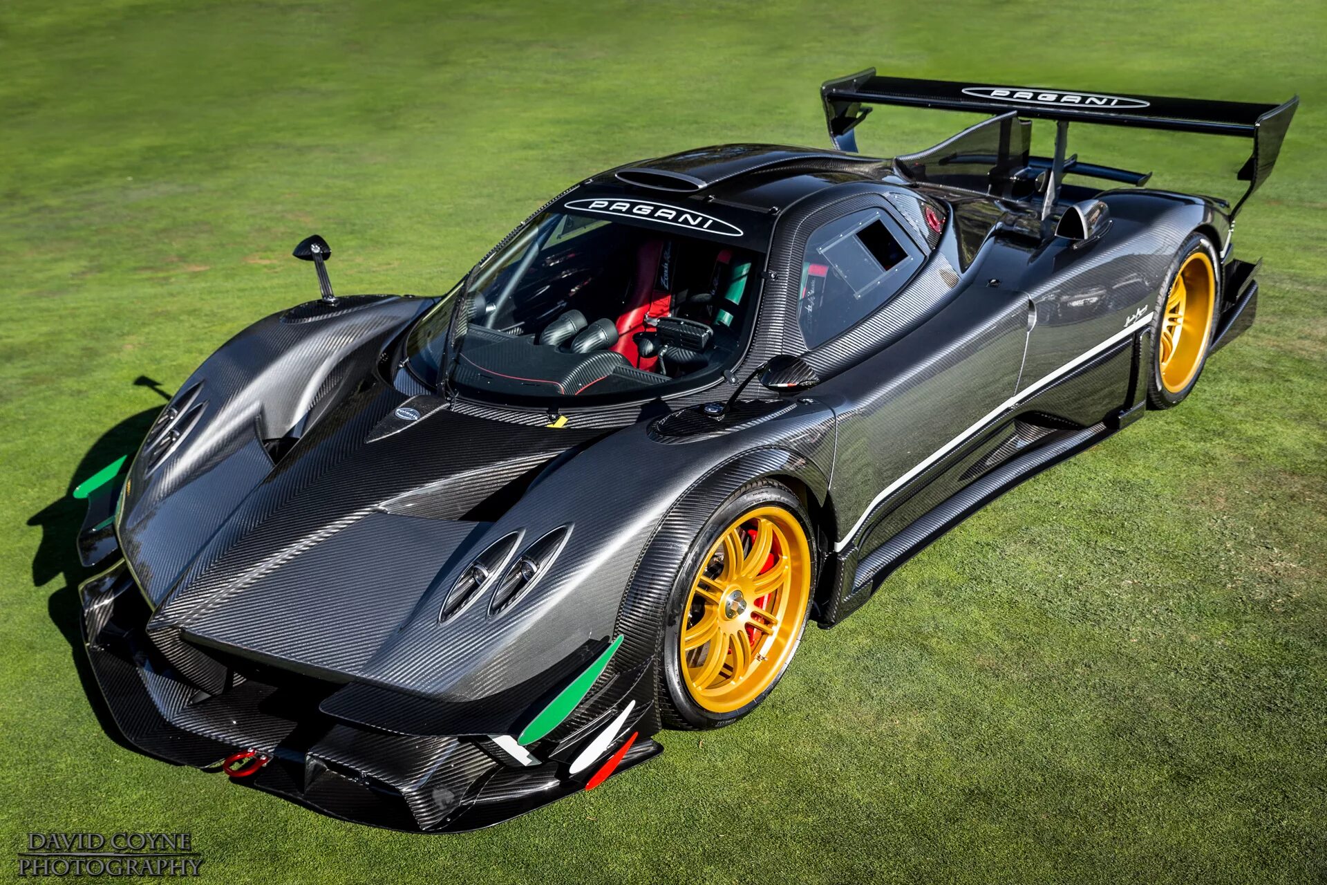 Новая зонда. Машина Пагани зонда. Пагани зонда карбон. Pagani Zonda суперкары. Пагани зонда революшен.