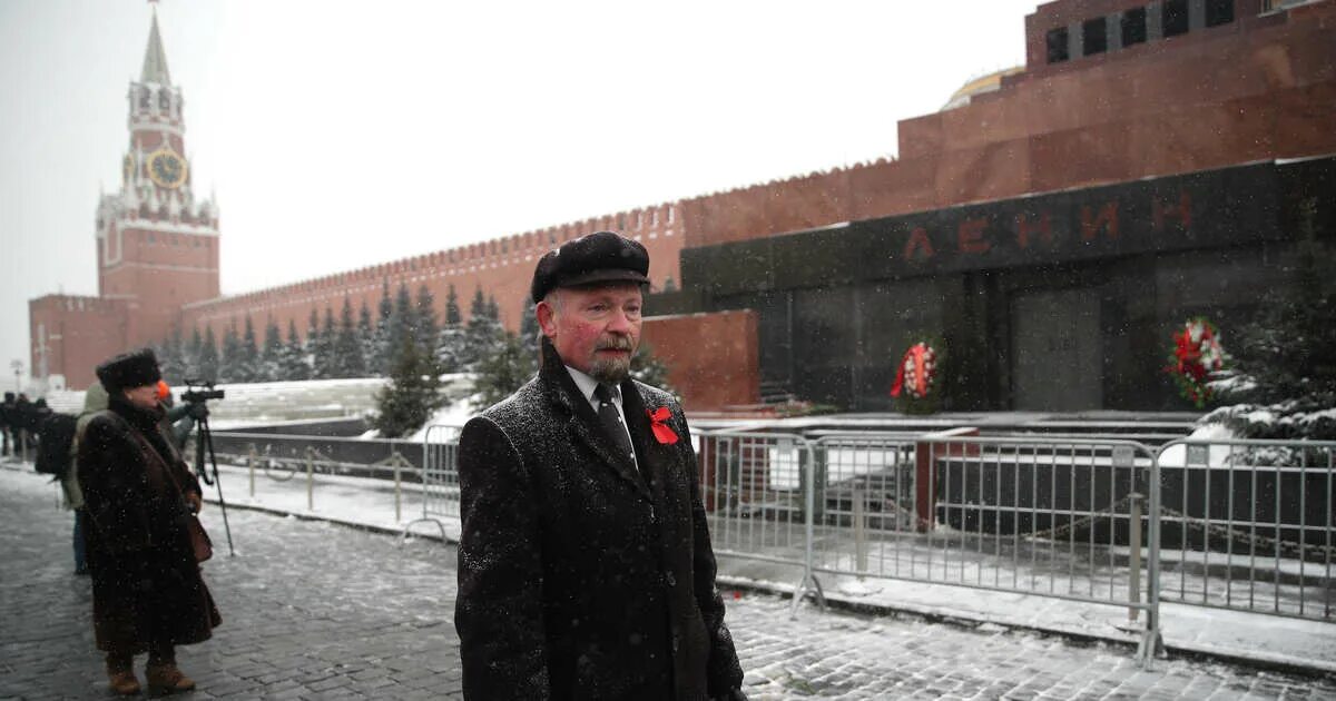 Ленин в мавзолее сейчас 2025. Мавзолей в.и ленина на красной площади в москве караул. экскурсия по мавзолею ленина.