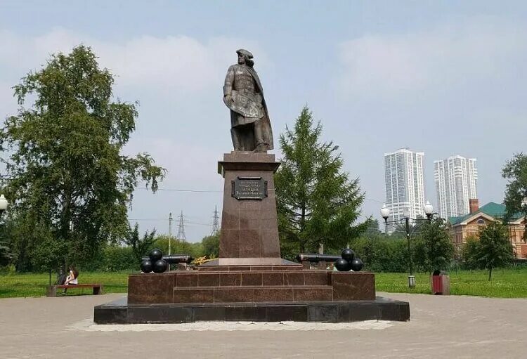 Татищев основатель перми. Татищев памятник в перми. памятник василию татищеву в перми. татищев василий никитич пермь. татищев василий никитич памятник.