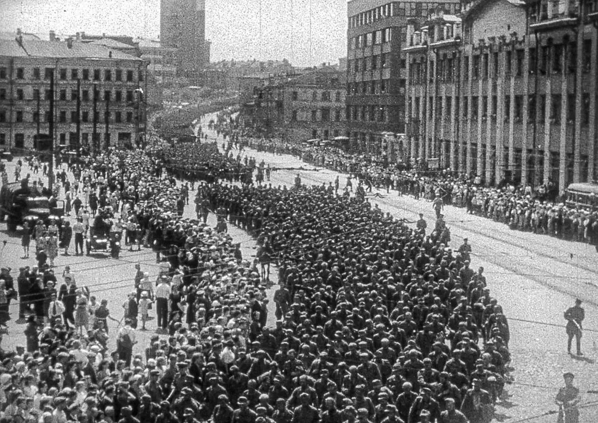 Парад военнопленных немцев в Москве 1944. 17 Июля 1944 парад военнопленных в Москве. Марш пленных немцев по Москве в 1944. Парад пленных в Москве 1944. Операция вальс