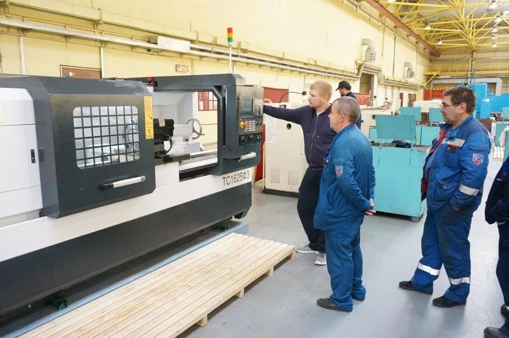 Фрезерный станок с чпу 1515. Линия чпу. Портальный станок 6м610ф11 с чпу. Автоматизированная линия для производства профиля. Цех станков с чпу.