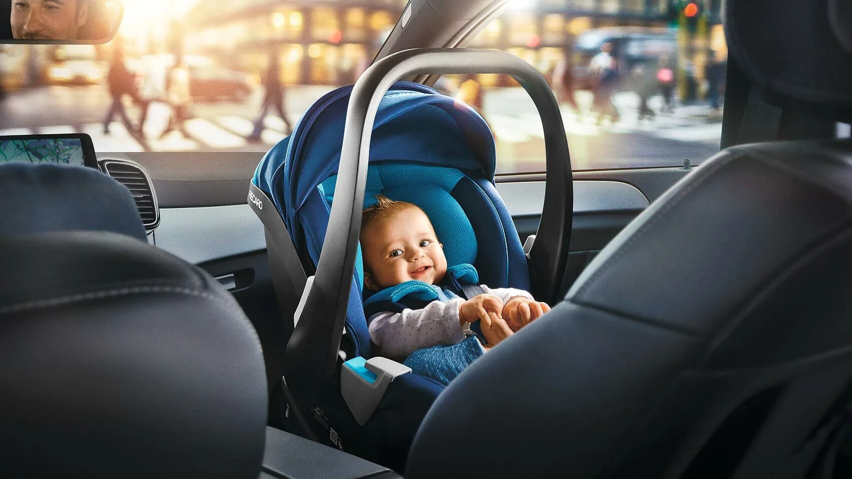 Люлька на переднем сиденье. Ребенок в автокресле. Малыш в автолюльке. Детское кресло на переднем сиденье. Автокресло люлька в машине.