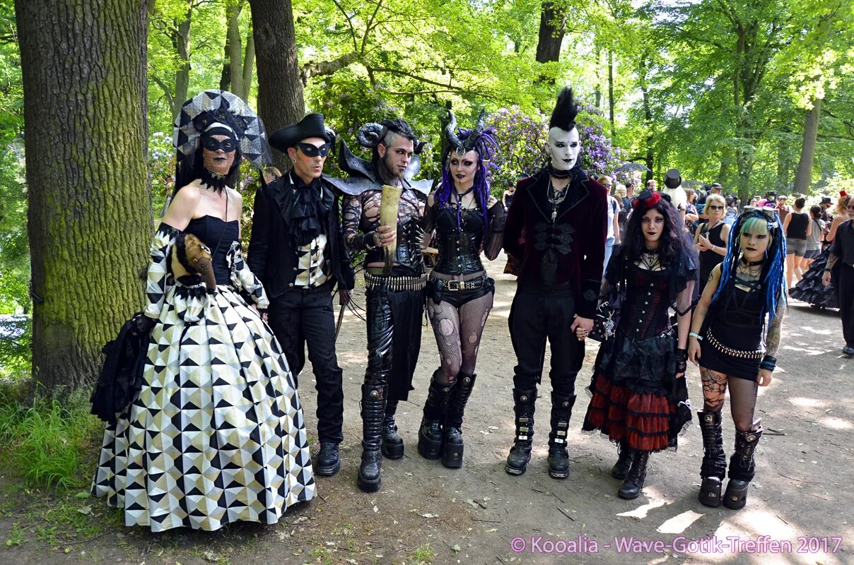 Готы 5 класс. Wave-Gotik-Treffen в Германии. Вейв готик Треффен. Вейв готик Треффен 2020. Готика субкультура 2022.