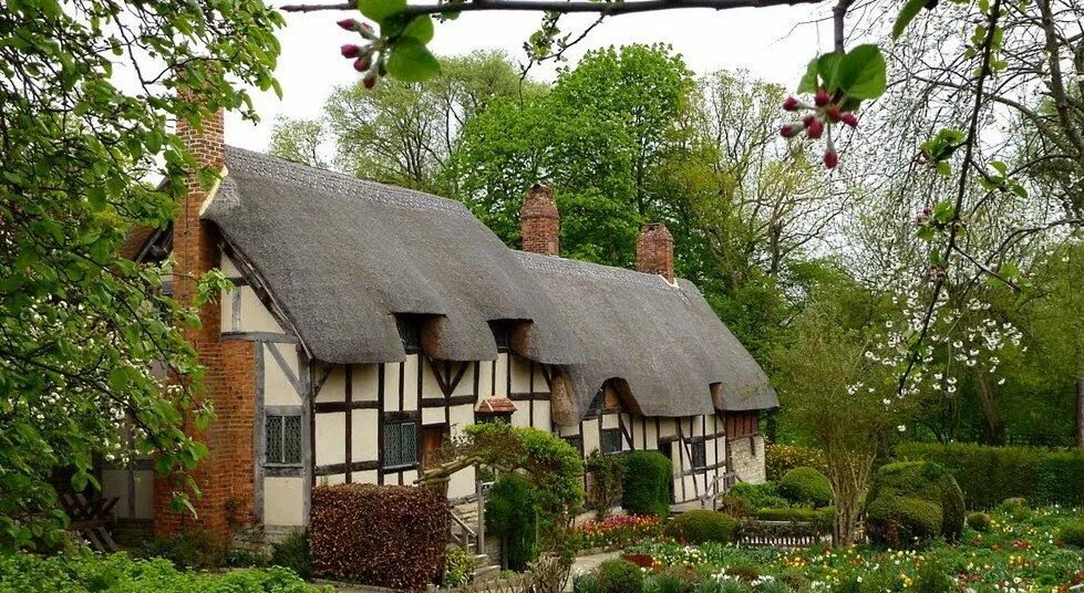 Старый обширный тянувшийся позади дома сад выходивший. Английские домики с садом каменный Джейн Остен. Anne Hathaway Cottage. Дом Энн Хэтэуэй Шекспир. Мисселтуэйт Мэнор Англия.