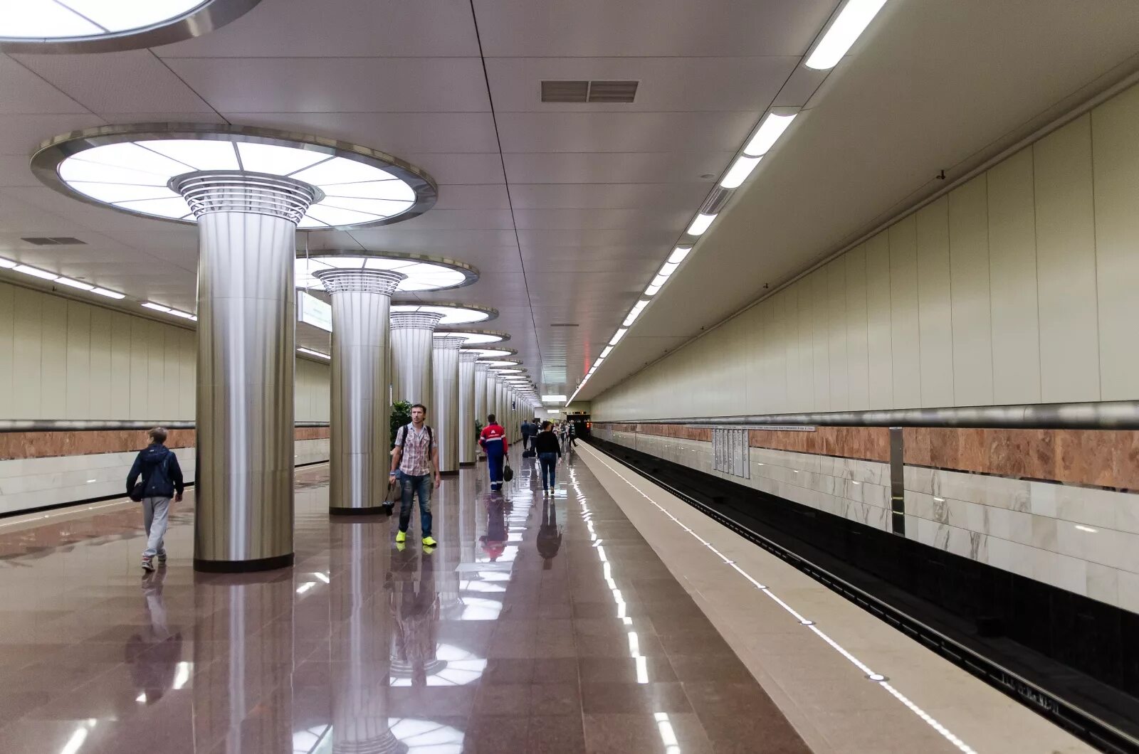 Котельники китай город метро. Таблички в метро. Московский метрополитен станция жулебино. Газета вечерняя москва про метро. Станция метро лермонтовский проспект.