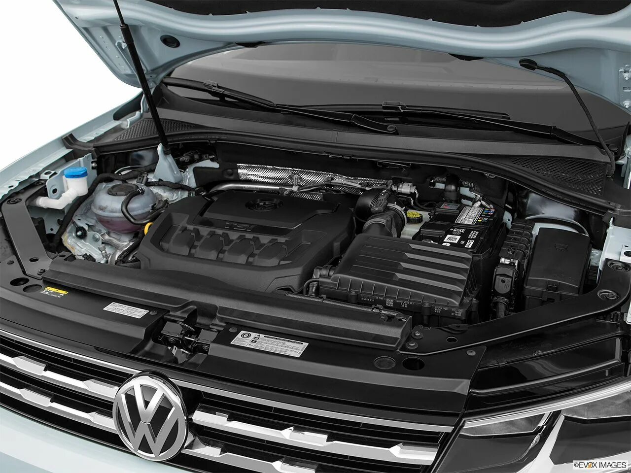 Моторный отсек Volkswagen Tiguan. Volkswagen Tiguan, 2018 под капотом. Tiguan 2017 под капотом. Tiguan 1.4 под капотом.
