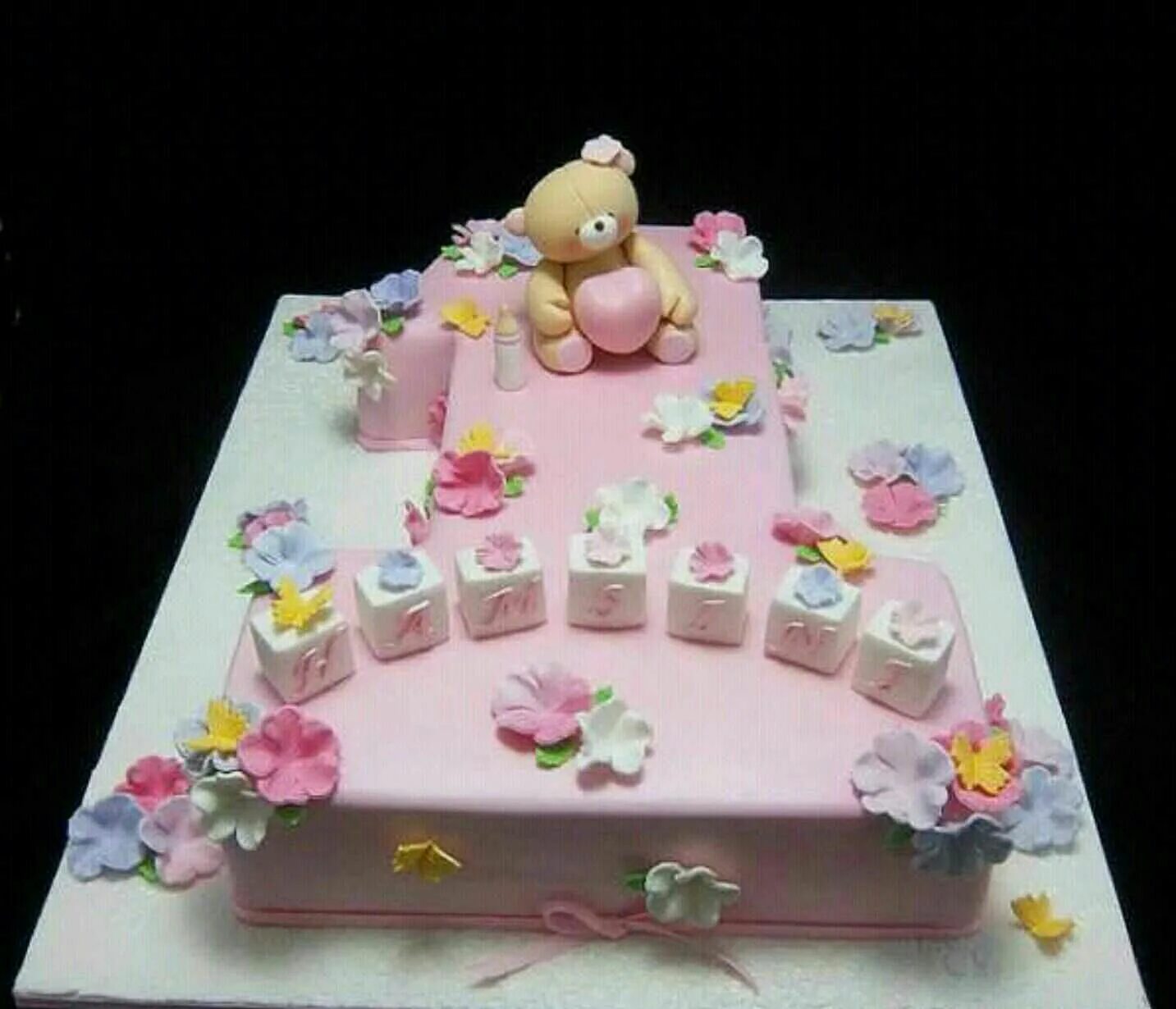 На год красивый торт девочке. Торт на день рождения девочке 1 год. Тортик на день рождения девочке 1. Тортики на день рождения для девочек 1 годик. Украшение торта для девочки 1 год.