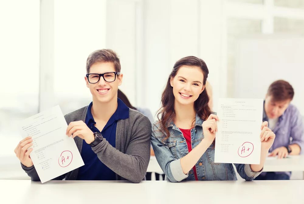 Student is try. Pass Exam. Счастливые подростки сдали экзамен. Курсы английского. Экзамены студент креатив.