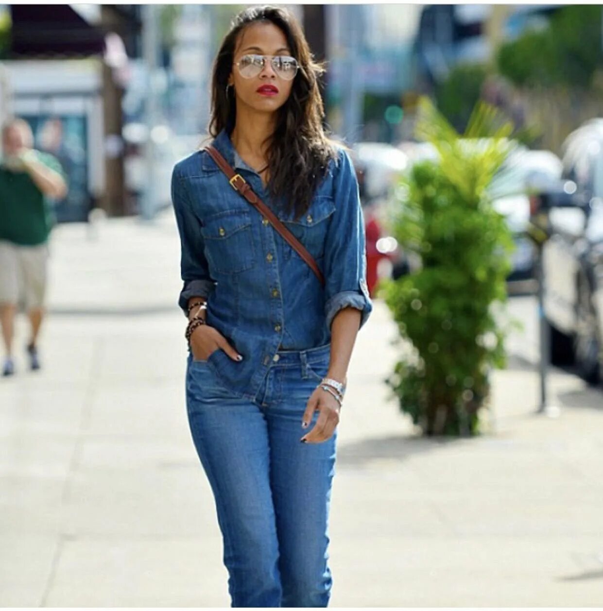 You wear jeans now. Женская джинсовая одежда. Джинсы. Женщина в джинсах. Джинсы наизнанку бренд.