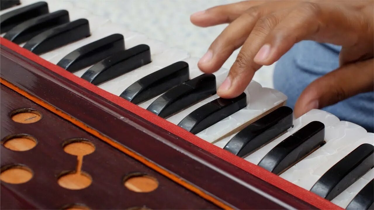 Playing keys. Playing harmonium. playables keys.