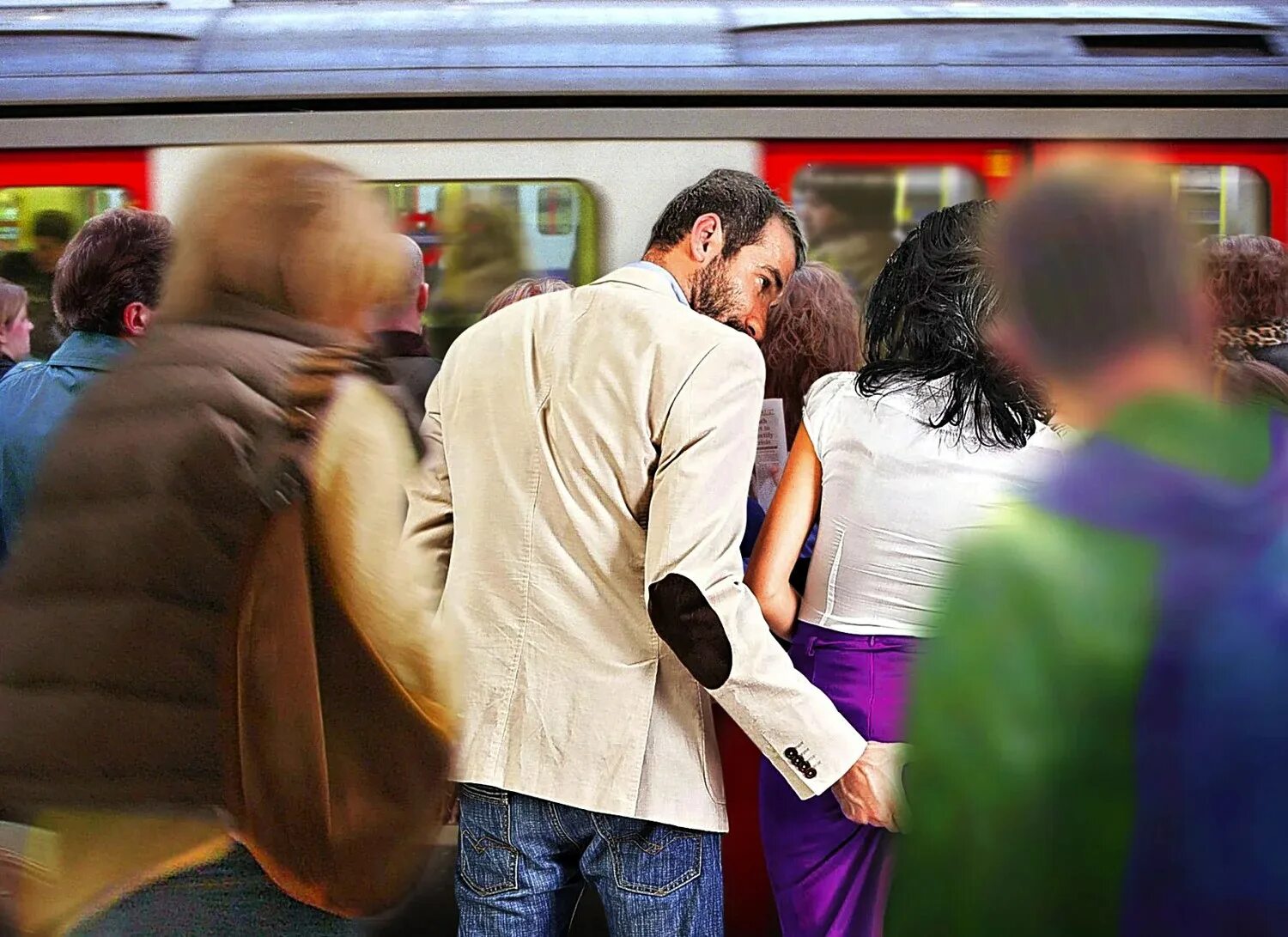 Мужчина лапает женщину. Лапают в общественном транспорте. Домогательство в транспорте. Фроттеризм в автобусе. Фроттеризм в метро.