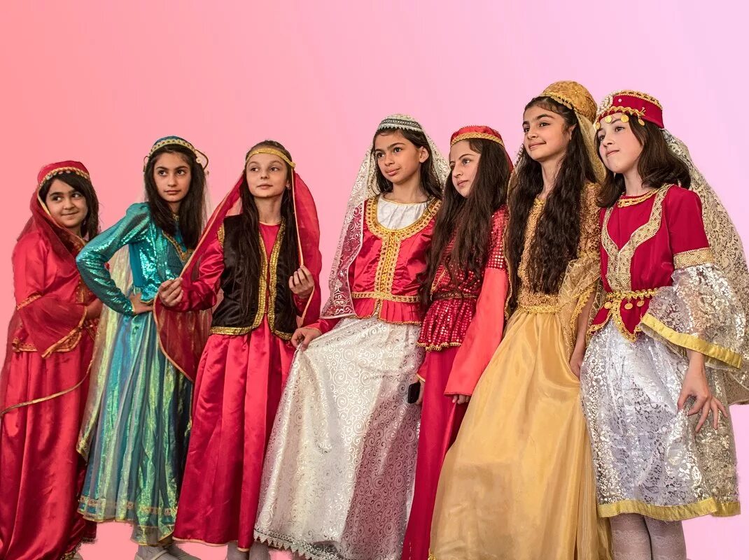 7 красавец. Балет семь красавиц губернский театр. 7 красавец. 7 красавец. Молодой красавец.