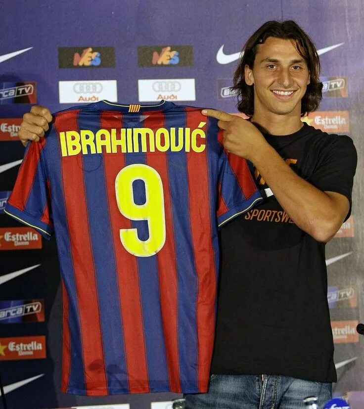 Футболисты под номером 9. Лучшие 9 в футболе. Футбольный номер 9. Zlatan ibrahimovic barcelona. Футбольный номер 9.