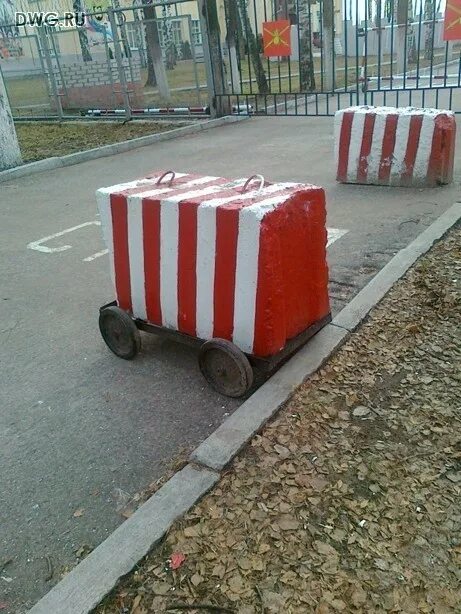 Квадратное катить круглое тащить. Автомобиль с квадратными колесами. Квадратное катить круглое тащить. Круглое носим квадратное катаем. Круглое таскать квадратное катать.